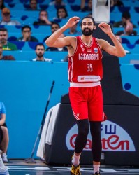 内线球星欧锦赛状态相当不错！魔术理应给他更高的战术地位？